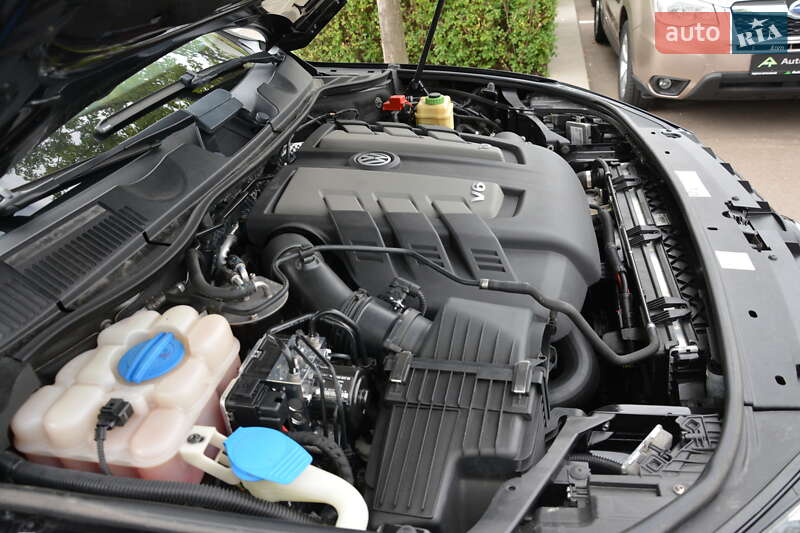 Внедорожник / Кроссовер Volkswagen Touareg 2012 в Киеве