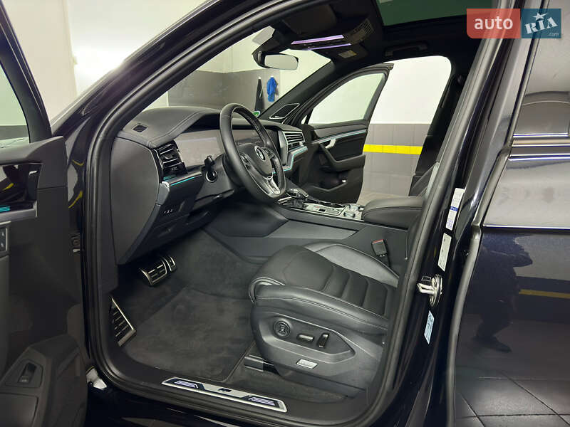 Внедорожник / Кроссовер Volkswagen Touareg 2019 в Казатине