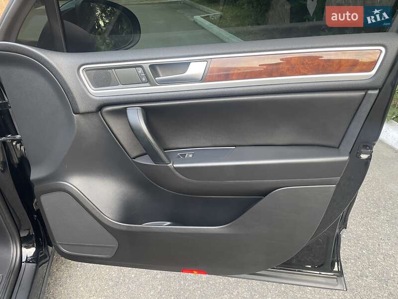 Позашляховик / Кросовер Volkswagen Touareg 2011 в Черкасах