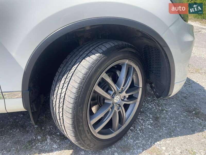 Позашляховик / Кросовер Volkswagen Touareg 2011 в Хмельницькому