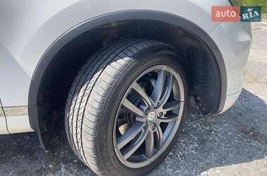 Позашляховик / Кросовер Volkswagen Touareg 2011 в 