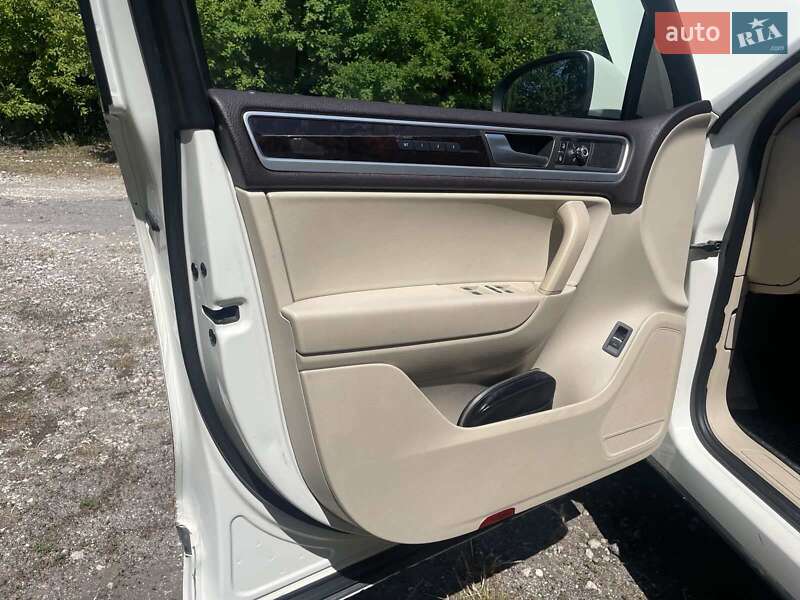 Позашляховик / Кросовер Volkswagen Touareg 2011 в Хмельницькому