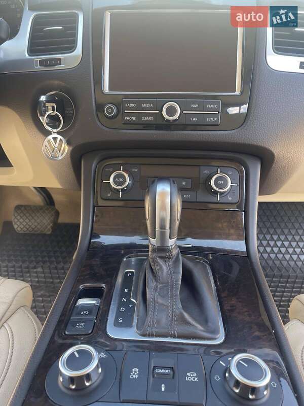 Позашляховик / Кросовер Volkswagen Touareg 2011 в Хмельницькому