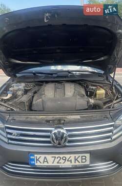 Позашляховик / Кросовер Volkswagen Touareg 2016 в 