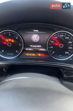Позашляховик / Кросовер Volkswagen Touareg 2016 в 