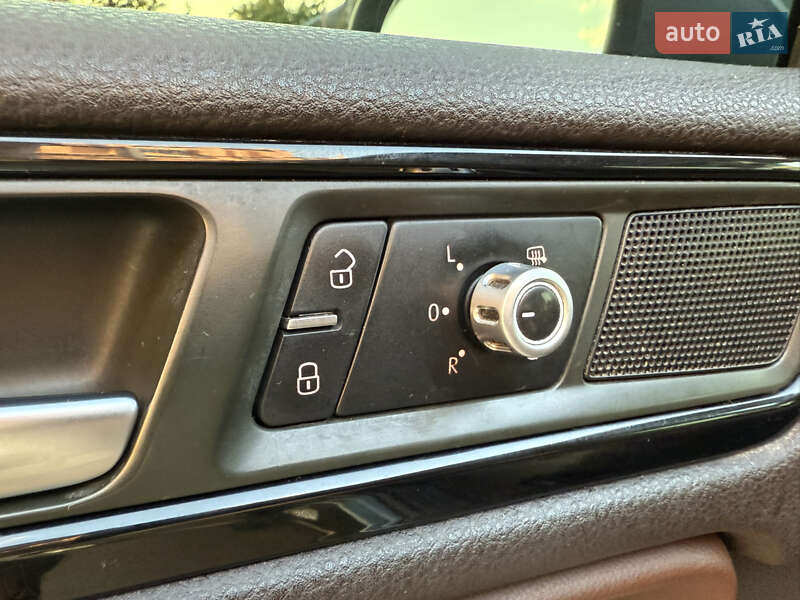 Внедорожник / Кроссовер Volkswagen Touareg 2013 в Одессе
