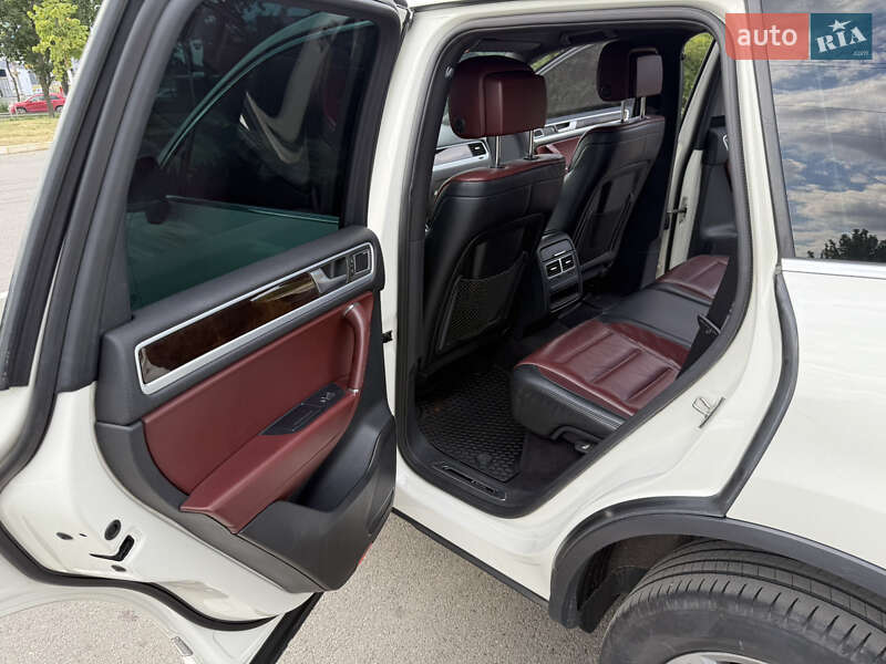 Внедорожник / Кроссовер Volkswagen Touareg 2011 в Киеве