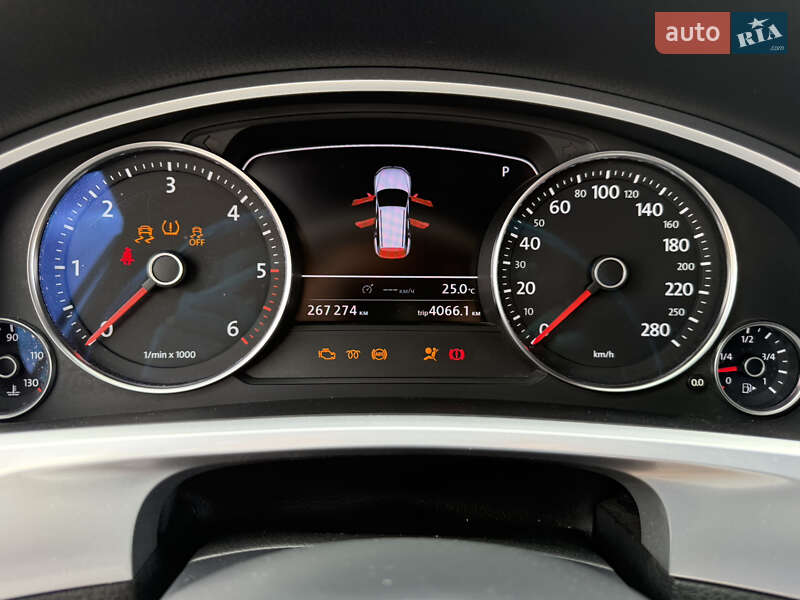 Внедорожник / Кроссовер Volkswagen Touareg 2011 в Киеве