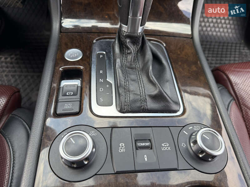Внедорожник / Кроссовер Volkswagen Touareg 2011 в Киеве