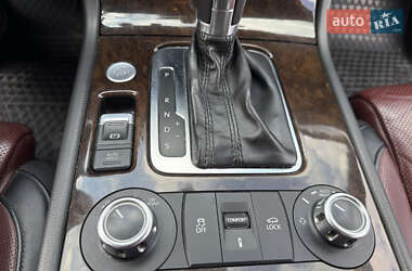 Внедорожник / Кроссовер Volkswagen Touareg 2011 в 