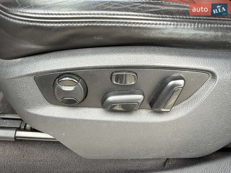 Внедорожник / Кроссовер Volkswagen Touareg 2011 в Киеве