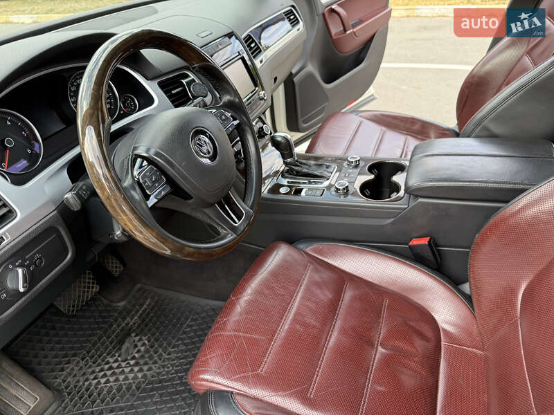 Внедорожник / Кроссовер Volkswagen Touareg 2011 в Киеве