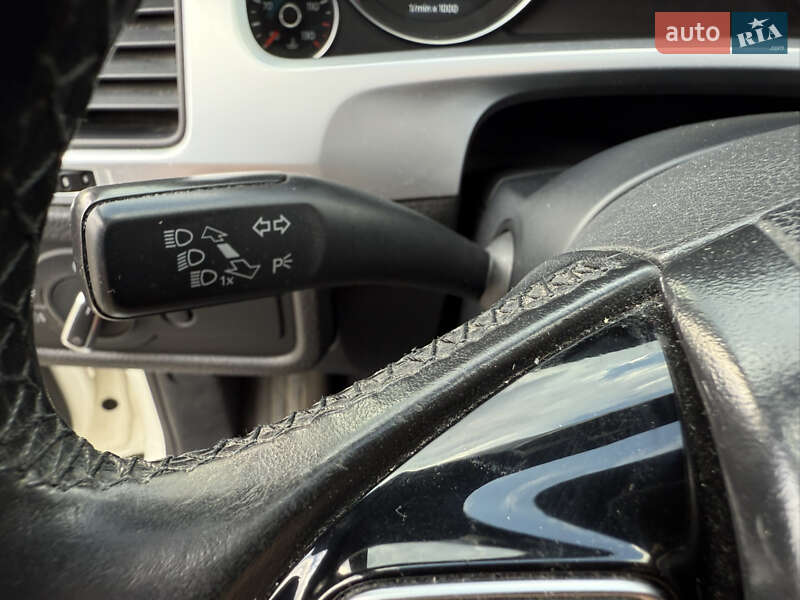 Внедорожник / Кроссовер Volkswagen Touareg 2011 в Киеве