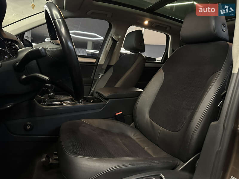 Внедорожник / Кроссовер Volkswagen Touareg 2012 в Николаеве