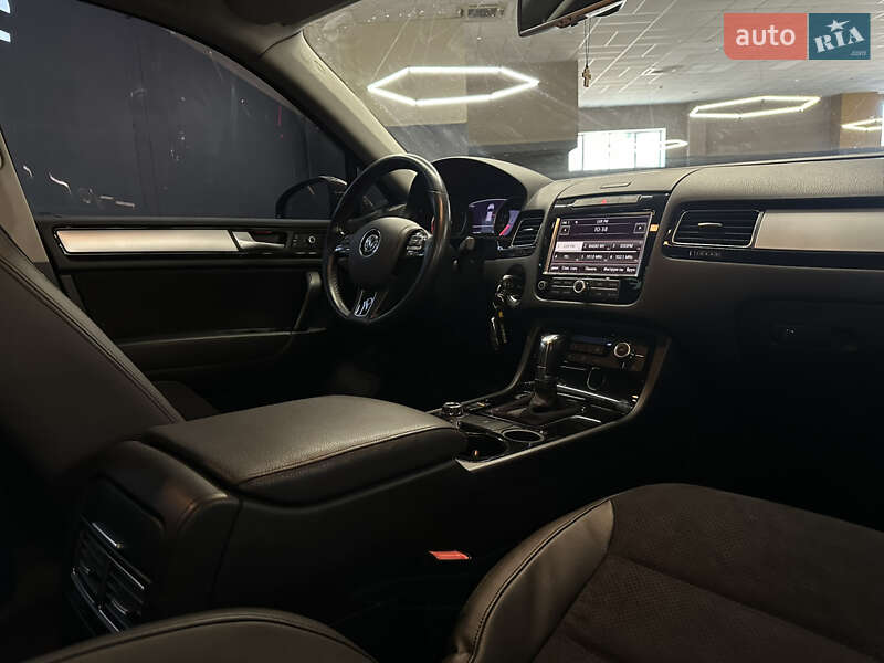 Внедорожник / Кроссовер Volkswagen Touareg 2012 в Николаеве