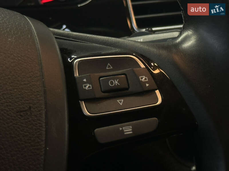 Внедорожник / Кроссовер Volkswagen Touareg 2012 в Николаеве