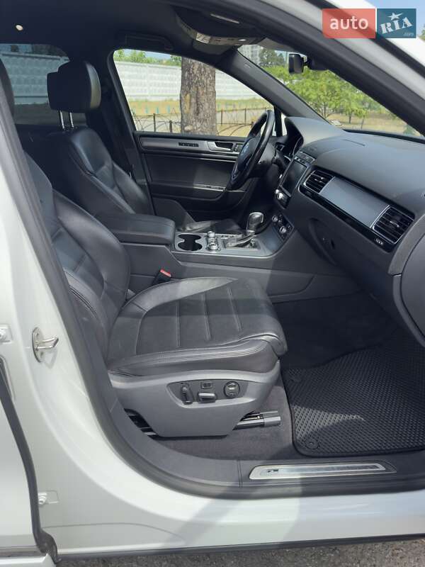 Внедорожник / Кроссовер Volkswagen Touareg 2017 в Киеве