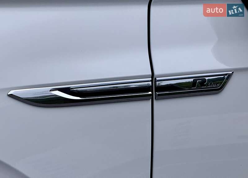 Позашляховик / Кросовер Volkswagen Touareg 2019 в Хусті