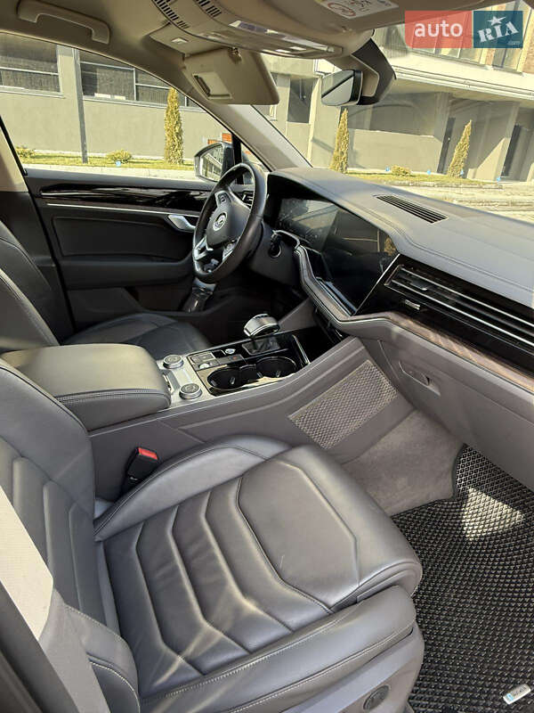 Позашляховик / Кросовер Volkswagen Touareg 2018 в Івано-Франківську