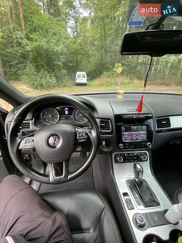 Внедорожник / Кроссовер Volkswagen Touareg 2011 в Ровно