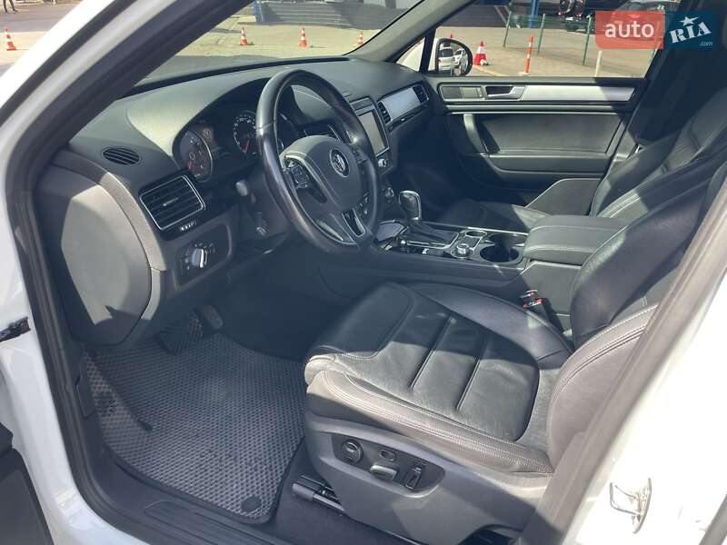 Внедорожник / Кроссовер Volkswagen Touareg 2014 в Черновцах