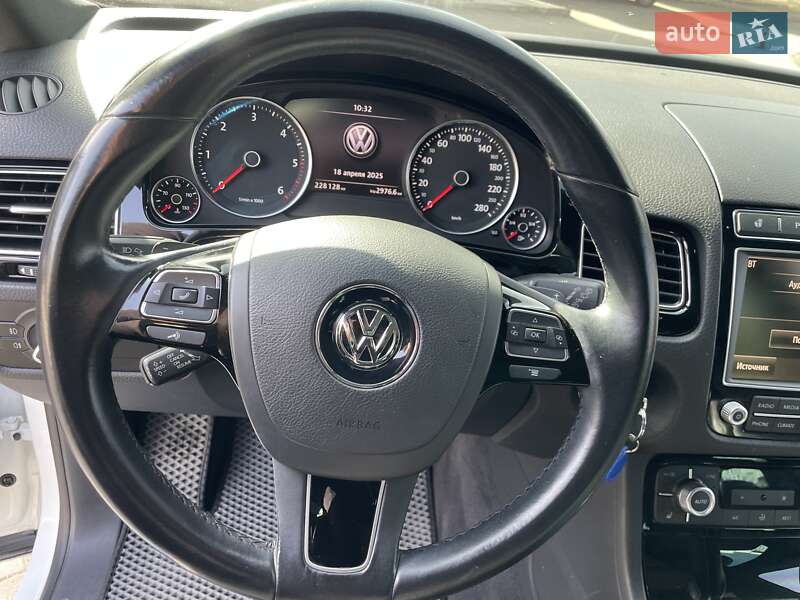 Внедорожник / Кроссовер Volkswagen Touareg 2014 в Черновцах