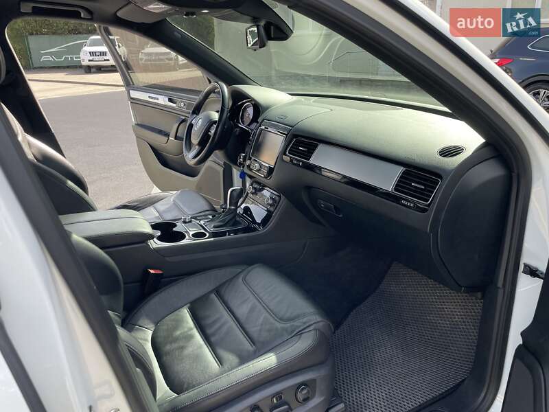 Внедорожник / Кроссовер Volkswagen Touareg 2014 в Черновцах