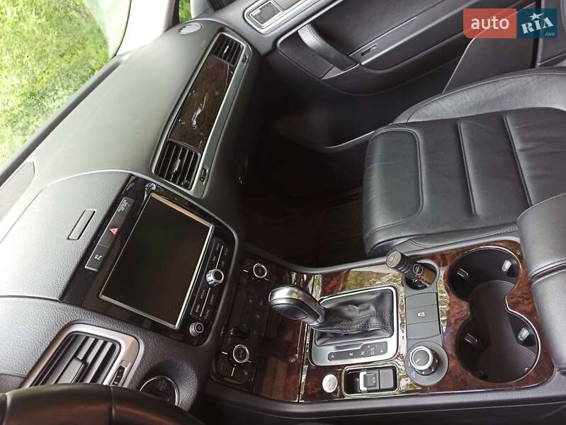 Позашляховик / Кросовер Volkswagen Touareg 2012 в Києві