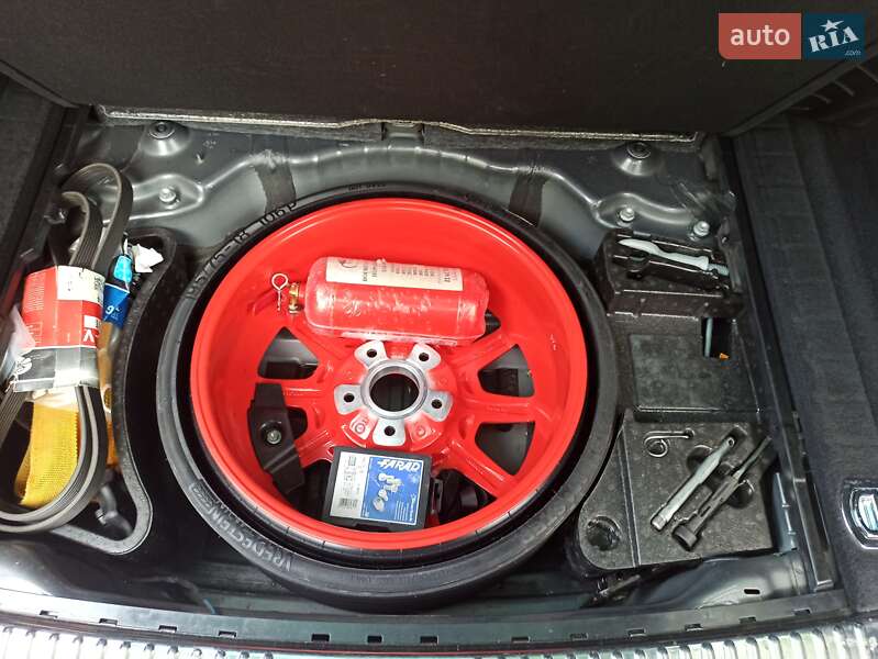 Позашляховик / Кросовер Volkswagen Touareg 2012 в Києві