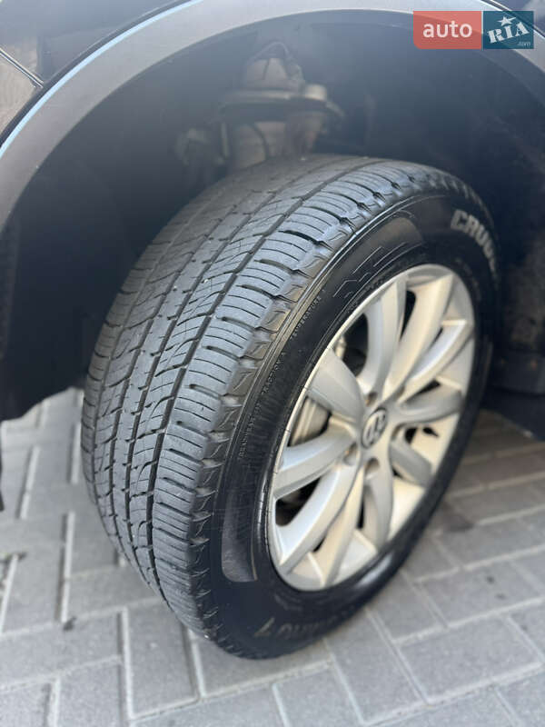 Внедорожник / Кроссовер Volkswagen Touareg 2010 в Ровно