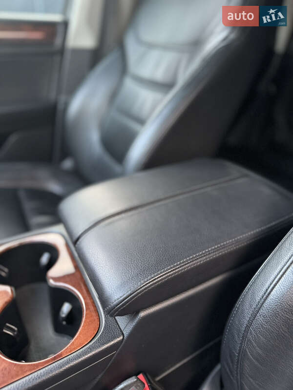 Внедорожник / Кроссовер Volkswagen Touareg 2010 в Ровно