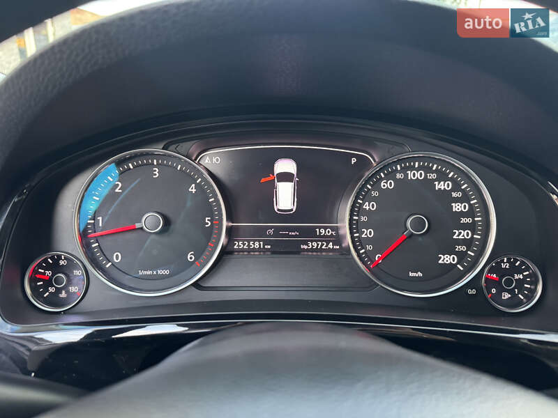 Внедорожник / Кроссовер Volkswagen Touareg 2010 в Ровно