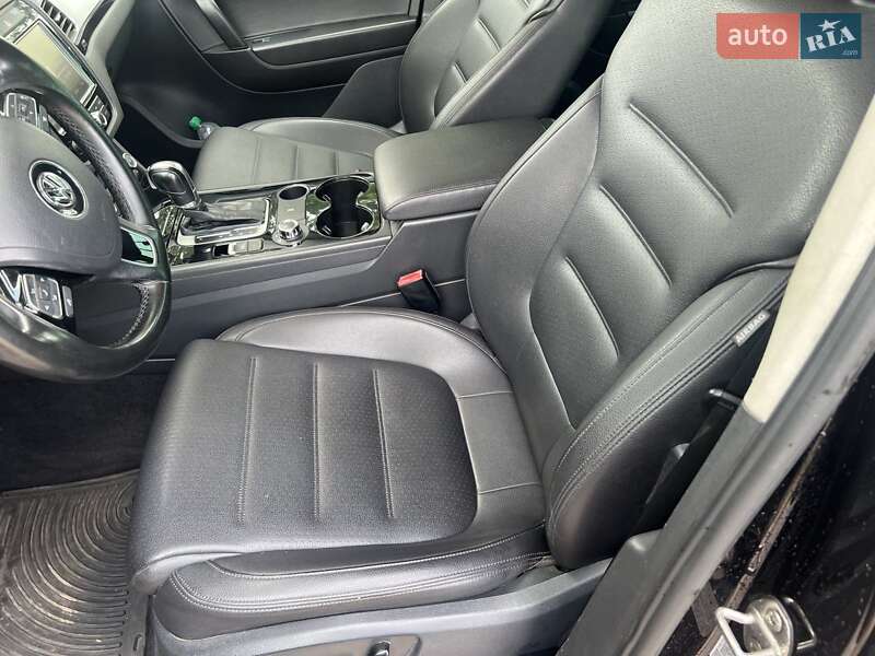 Внедорожник / Кроссовер Volkswagen Touareg 2011 в Броварах