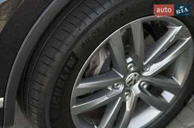 Внедорожник / Кроссовер Volkswagen Touareg 2015 в 