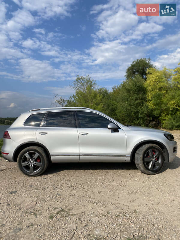 Позашляховик / Кросовер Volkswagen Touareg 2011 в Запоріжжі