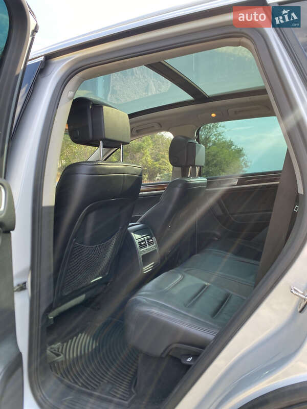 Позашляховик / Кросовер Volkswagen Touareg 2011 в Запоріжжі