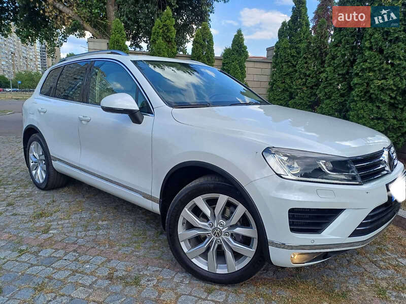 Позашляховик / Кросовер Volkswagen Touareg 2016 в Києві