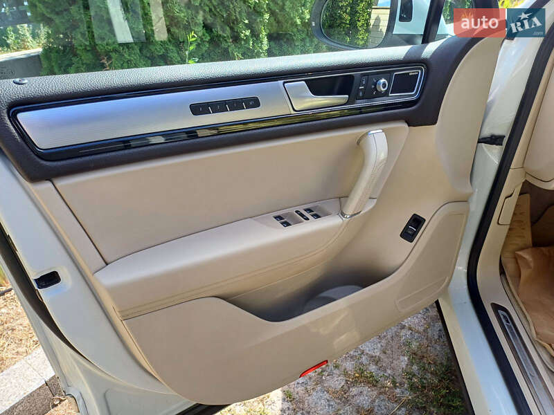 Позашляховик / Кросовер Volkswagen Touareg 2016 в Києві