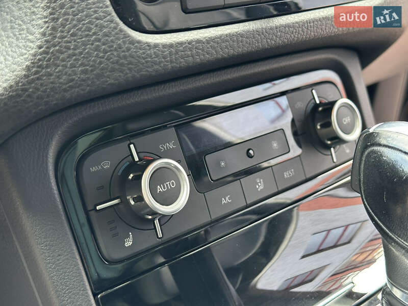 Позашляховик / Кросовер Volkswagen Touareg 2012 в Івано-Франківську