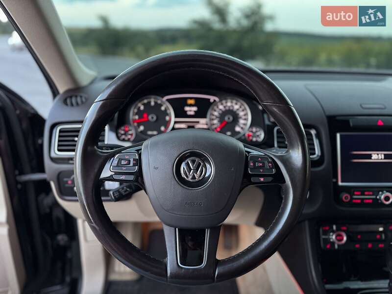 Внедорожник / Кроссовер Volkswagen Touareg 2013 в Ровно