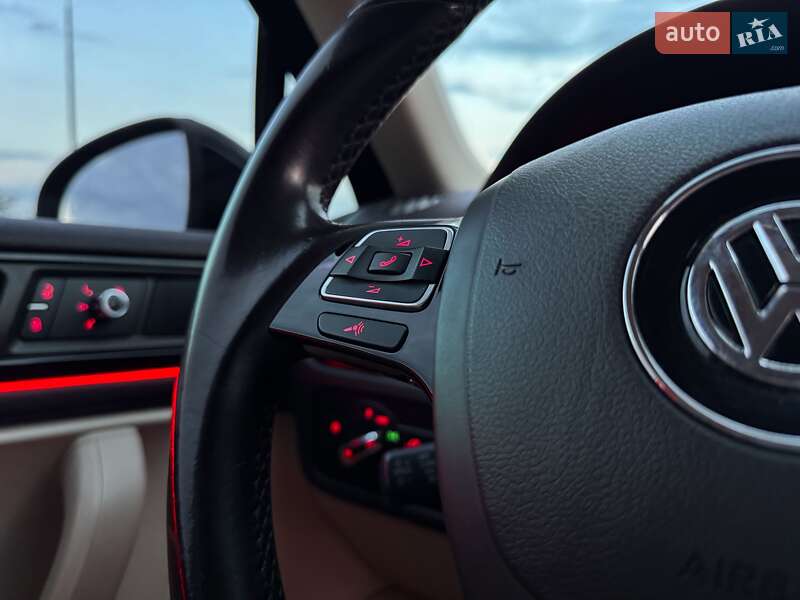 Внедорожник / Кроссовер Volkswagen Touareg 2013 в Ровно
