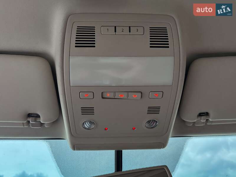 Внедорожник / Кроссовер Volkswagen Touareg 2013 в Ровно