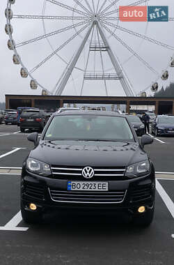 Внедорожник / Кроссовер Volkswagen Touareg 2011 в Киеве