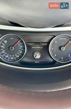 Позашляховик / Кросовер Volkswagen Touareg 2014 в 
