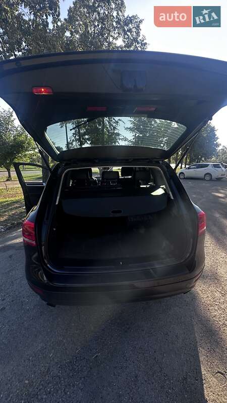 Позашляховик / Кросовер Volkswagen Touareg 2011 в Запоріжжі