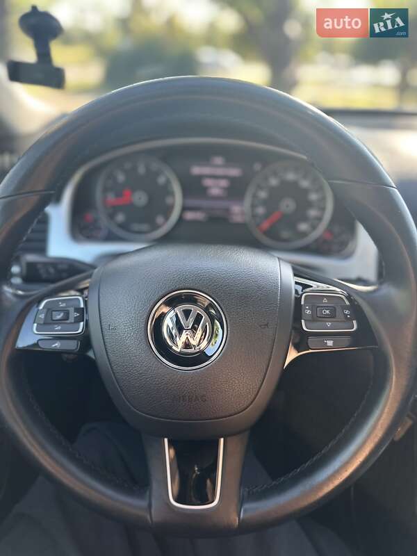 Позашляховик / Кросовер Volkswagen Touareg 2011 в Запоріжжі