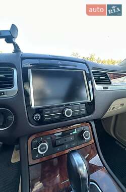 Внедорожник / Кроссовер Volkswagen Touareg 2011 в 
