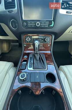 Внедорожник / Кроссовер Volkswagen Touareg 2011 в 