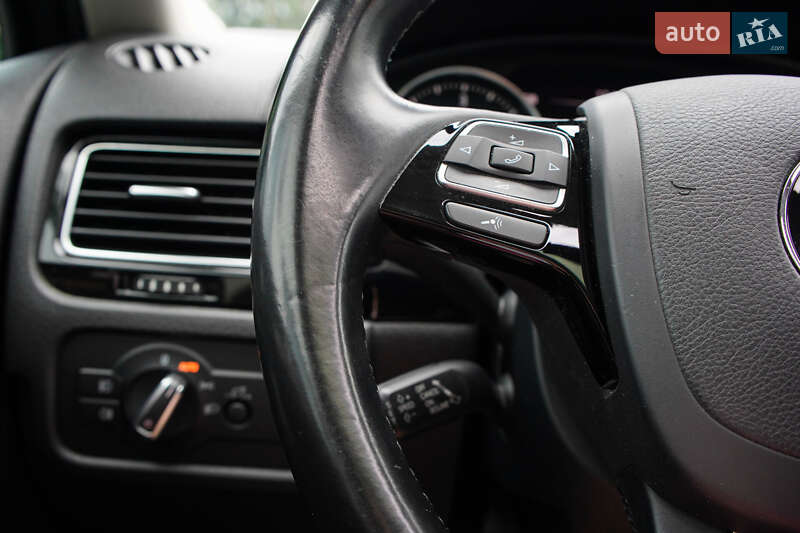 Внедорожник / Кроссовер Volkswagen Touareg 2014 в Житомире