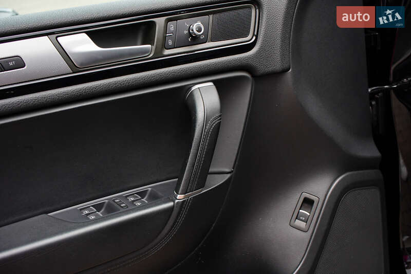 Внедорожник / Кроссовер Volkswagen Touareg 2014 в Житомире